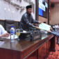 Jubir Fraksi PKB Sumenep, dr. Virzannida menyampaikan berkas usulan hasil serap aspirasi masa reses II kepada Ketua DPRD Sumenep, H. Zainal Arifin dalam Rapat Paripurna, Rabu 23/4/2025