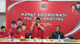 Pelaksana Tugas (Plt) Ketua DPC PDI Perjuangan Kota Surabaya, Yordan M Batara Goa saat memimpin rapat konsolidasi, Sabtu 24/5/2025 (foto: ist) 