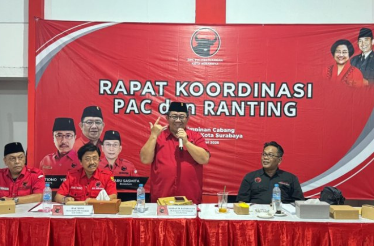 Pelaksana Tugas (Plt) Ketua DPC PDI Perjuangan Kota Surabaya, Yordan M Batara Goa saat memimpin rapat konsolidasi, Sabtu 24/5/2025 (foto: ist) 