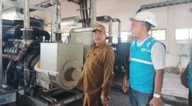 Wakil Bupati Sumenep, KH. Imam Hasyim memantau PLTD yang akan memberikan layanan kelistrikan selama 12 jam bagi warga Pulau Gili Raja, Senin, 26/5/2025 (foto: ist) 