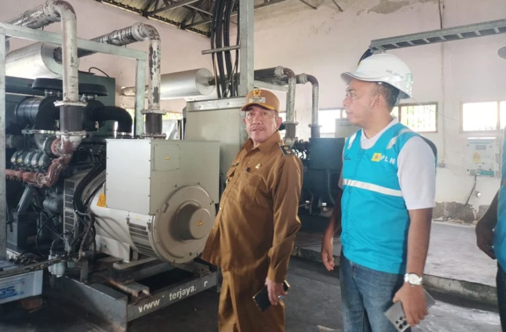 Wakil Bupati Sumenep, KH. Imam Hasyim memantau PLTD yang akan memberikan layanan kelistrikan selama 12 jam bagi warga Pulau Gili Raja, Senin, 26/5/2025 (foto: ist) 