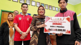 Mewakili Bupati Kediri, Hanindhito Himawan Pramana, Wabup Dewi Mariya Ulfa secara simboliis menyerahkan beasiswa kepada puluhan atlet berprestasi (foto: ist) 