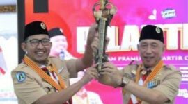 Bupati Sumenep, Dr. H. Achmad Fauzi Wongsojudo sekaligus Ketua Mabicab Gerakan Pramuka Sumenep bersama Ketua Kwarda Jatim, HM Arum Sabil di sela-sela Pelantikan Pengurus Kwarcab Gerakan Pramuka Sumenep di Pendopo, Kamis 1/5/2025 (Foto: ist/nolesa.com) 