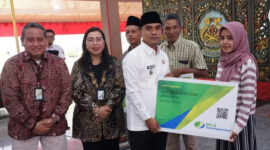 Bupati Lukman secara sembolis menyerahkan manfaat jaminan sosial pekerja rentan kepada ahli warisnya, Rabu kemarin, 7/5/2025 (foto: ist)