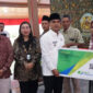 Bupati Lukman secara sembolis menyerahkan manfaat jaminan sosial pekerja rentan kepada ahli warisnya, Rabu kemarin, 7/5/2025 (foto: ist)