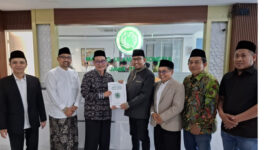 Bupati Sumenep, Dr. H. Achmad Fauzi Wongsojudo menerima SK PAW dari Ketua MUI Jatim, KH. Hasan Mutawakil Alallah di Kantor MUI Jatim, Sabtu, 10/5/2025 (foto: ist) 
