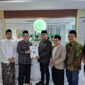 Bupati Sumenep, Dr. H. Achmad Fauzi Wongsojudo menerima SK PAW dari Ketua MUI Jatim, KH. Hasan Mutawakil Alallah di Kantor MUI Jatim, Sabtu, 10/5/2025 (foto: ist) 