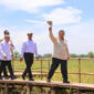 Presiden Prabowo ditemani Mentri Amran di sebuah lahan pertanian (foto: ist) 