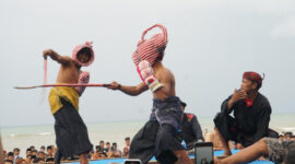Pemerintah Kabupaten Sumenep menggelar Festival Ojung di wisata Pantai Badur, Batuputih, Sabtu 17/5/2025 (foto: ist) 