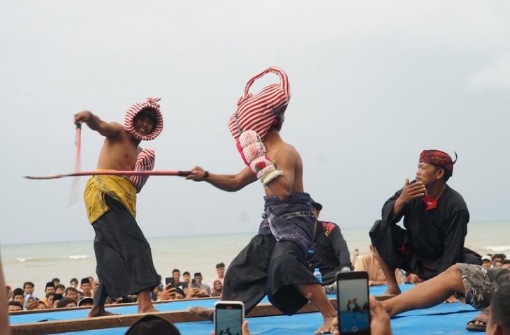 Pemerintah Kabupaten Sumenep menggelar Festival Ojung di wisata Pantai Badur, Batuputih, Sabtu 17/5/2025 (foto: ist) 