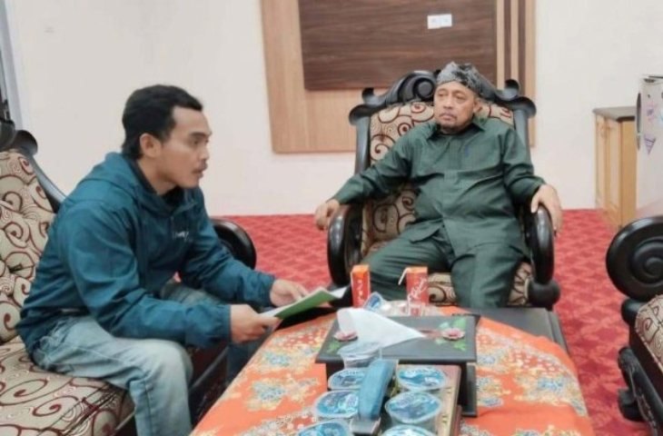 Ketua DPRD Sumenep, H. Zainal Arifin menerima kunjungan Toipul mahasiswa Unisma asal Sumenep, Senin 19/5/2025 (foto: ist) 