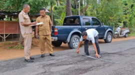 Petugas dari Dinas PUTR Sumenep melakukan pengukuran jalan rusak di Desa Longos yang dilaporkan warga melalui Call Center 112, Selasa, 27/5/2025 (foto: NOLESA.COM) 