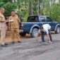 Petugas dari Dinas PUTR Sumenep melakukan pengukuran jalan rusak di Desa Longos yang dilaporkan warga melalui Call Center 112, Selasa, 27/5/2025 (foto: NOLESA.COM) 