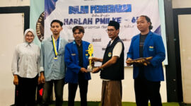 Albiyan S.N saat menerima piala penghargaan juara 1 orasi mahasiswa tingkat Jatim di Cafe NOKIRA Bangkalan (dok.ist) 