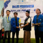 Albiyan S.N saat menerima piala penghargaan juara 1 orasi mahasiswa tingkat Jatim di Cafe NOKIRA Bangkalan (dok.ist) 