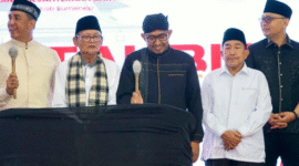 Bupati Sumenep bersama Forkopimda memukul beduk pada pembukaan Gema Takbir Akbar Idul Adha 1446 H, Kamis malam, 5/6/2025 (foto: ist)