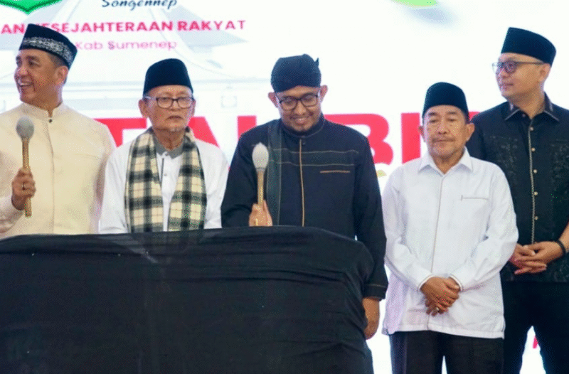 Bupati Sumenep bersama Forkopimda memukul beduk pada pembukaan Gema Takbir Akbar Idul Adha 1446 H, Kamis malam, 5/6/2025 (foto: ist)