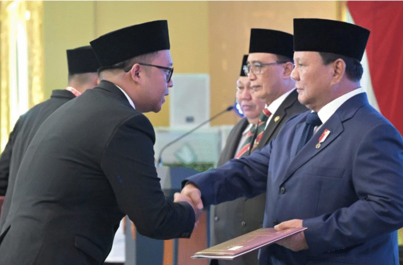 Presiden Prabowo secara simbolis menyerahkan Keputusan Presiden pada 40 perwakilan hakim dalam acara pengukuhan hakim MA di Kantor MA, Jakarta, Kamis, 12/6/2025 (foto: ist) 