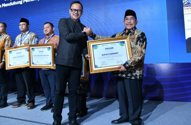 Sukses tingkatkan layanan air bersih, Bupati Sumenep terima penghargaan dari Perpamsi, Kamis, 12/6/2025 (foto: ist) 