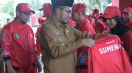 Bupati Sumenep, Dr. H. Achmad Fauzi Wongsojudo secara resmi melepas pemberangkatan kontingen Sumenep yang akan berlaga di Porprov Jatim IX, Senin 16/6/2025 (foto: ist) 