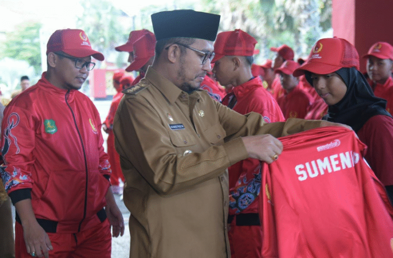 Bupati Sumenep, Dr. H. Achmad Fauzi Wongsojudo secara resmi melepas pemberangkatan kontingen Sumenep yang akan berlaga di Porprov Jatim IX, Senin 16/6/2025 (foto: ist) 
