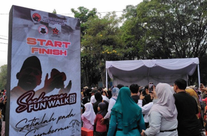 Masyarakat dan kader PDIP Ngawi memadati Alun-alun Merdeka dalam acara Soekarno Fun Walk 2025, Minggu, 22/6/2025 (foto: ist) 