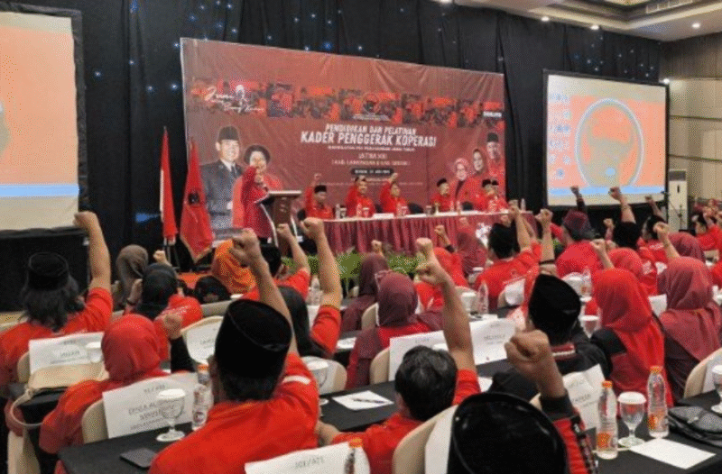 Ratusan kader PDIP Lamongan-Gresik mengikuti Diklat Kader Penggerak Koperasi di Hotel Horison Gresik, Minggu, 22/6/2025 (foto: ist) 