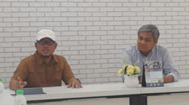 Ketua Komisi I DPRD Sumenep, Darul Hasyim Fath ajak aparatur desa mendatangi kantor PT PLN (Persero) Unit Induk Distribusi Jawa Timur (UID Jatim), di Surabaya, pada Kamis, 19/6/2025 (foto: ist) 