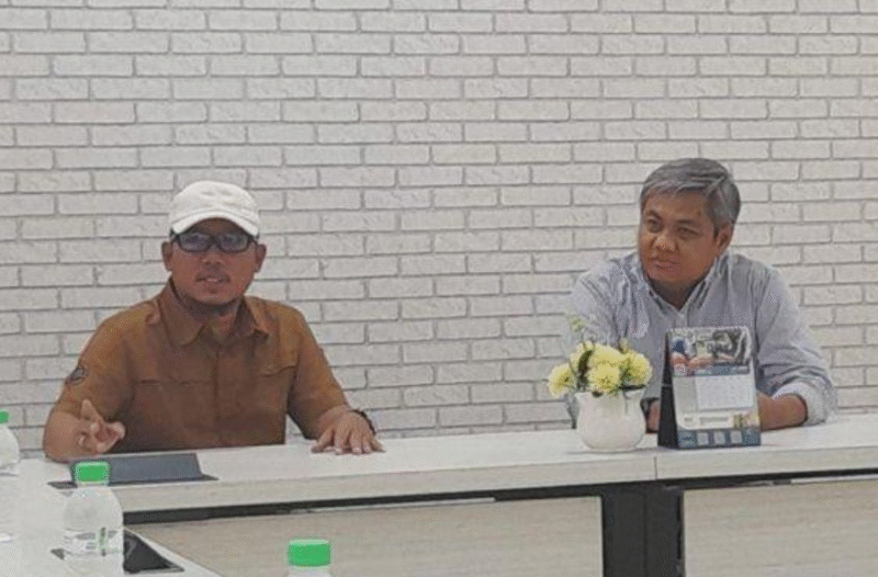 Ketua Komisi I DPRD Sumenep, Darul Hasyim Fath ajak aparatur desa mendatangi kantor PT PLN (Persero) Unit Induk Distribusi Jawa Timur (UID Jatim), di Surabaya, pada Kamis, 19/6/2025 (foto: ist) 