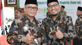 Direktur Utama BPRS Bhakti Sumekar, H. Hairil Fajar bersama Bupati Dr. H. Achmad Fauzi Wongsojudo dalam sebuah acara (foto: ist) 