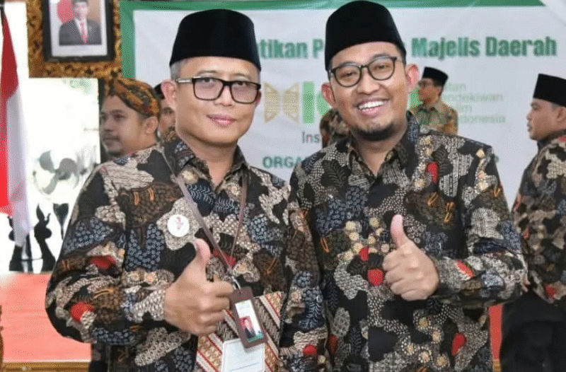Direktur Utama BPRS Bhakti Sumekar, H. Hairil Fajar bersama Bupati Dr. H. Achmad Fauzi Wongsojudo dalam sebuah acara (foto: ist) 