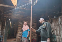 Ketua Baznas Sumenep Ahmad Rahman melihat kondisi rumah Asmani yang tak layak huni (foto: ist) 