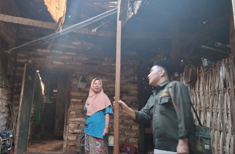 Ketua Baznas Sumenep Ahmad Rahman melihat kondisi rumah Asmani yang tak layak huni (foto: ist) 