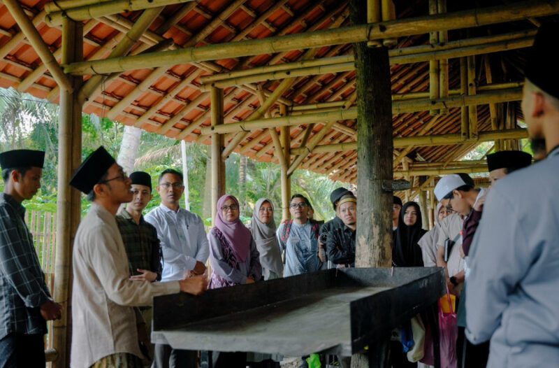 Rombongan PPIM UIN Syarif Hidayatullah Jakarta melihat pengelolaan sampah di Laboratorium UPT Jatian, Annuqayah, Minggu, 22/6/2025 (foto: for NOLESA.COM) 