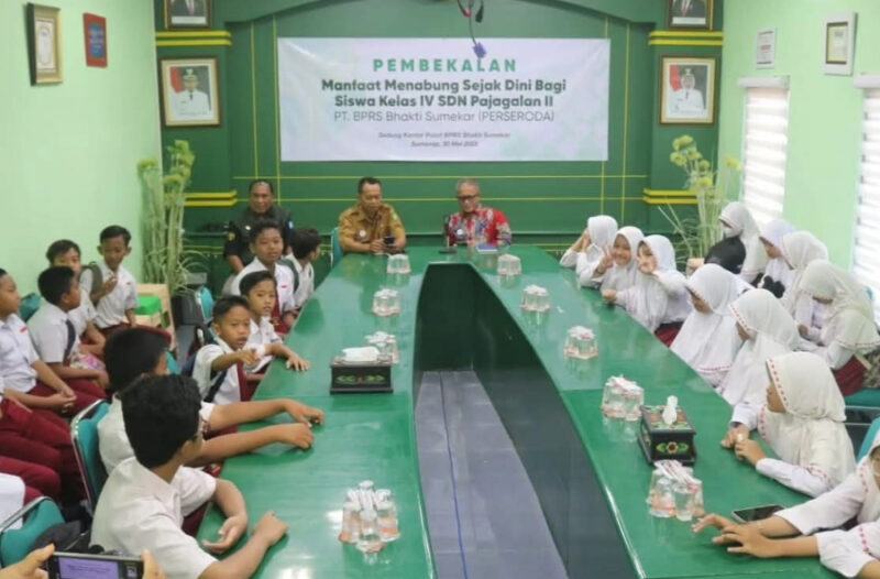 Berharap waktu lalu Direktur Utama BPRS Bhakti Sumekar, Hairil Fajar memberikan pembekalan tabungan siswa kepada siswa-siwi SD (for NOLESA.COM) 