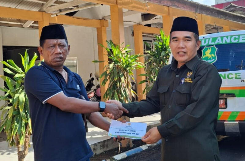 Ketua Baznas Sumenep, A. Rahman menyerahkan bantuan biaya pemulangan jenazah kepada Pj Kades Batu Putih Kangayan, Moh. Syafe'i (foto: ist) 