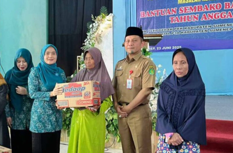 Ketua TP PKK Sumenep, Hj. Nia Kurnia Fauzi menyalurkan bantuan sembako kepada keluarga eks pasung, Senin, 23/6/2025 (foto: ist) 