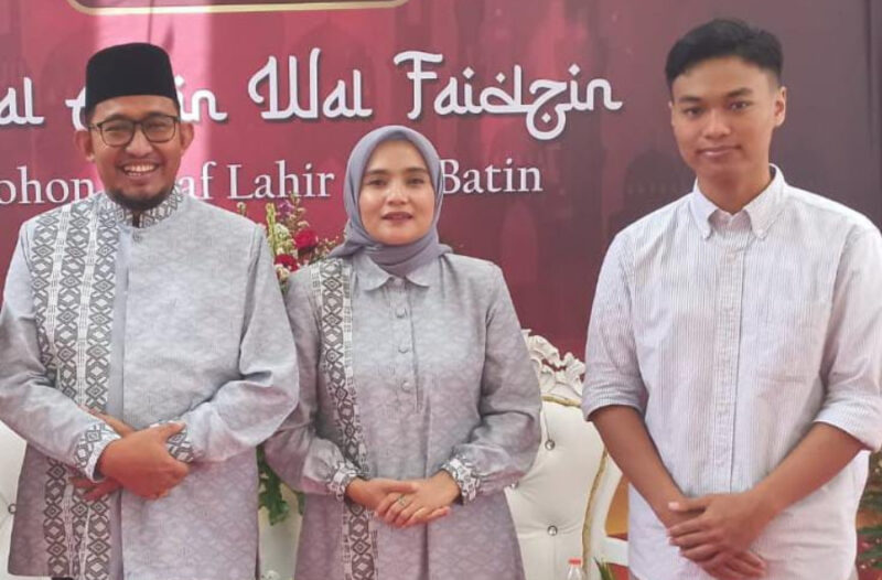 Ach. Nur Aqil Wahid (paling kanan) berfoto bersama Bupati Fauzi dan Ketua PKK Sumenep, Hj. Nia Kurnia Fauzi (foto: ist) 