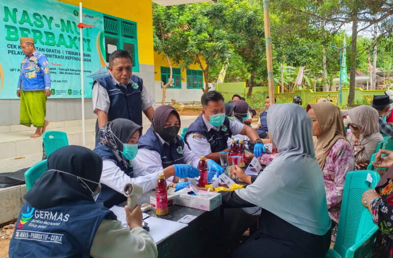 Tenaga medis melayani cek kesehatan gratis dalam acara Nasy-Mut Berbakti, Rabu, 25/6/2025 (foto: NOLESA.COM) 