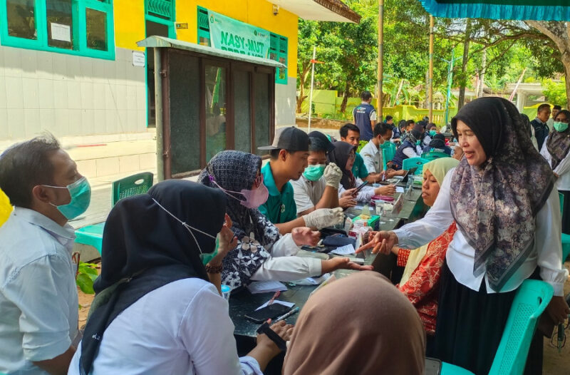 Kepala Bidang Pelayanan Kesehatan Dinkes P2KB Sumenep, Siti Hairiyah memantau pelayanan cek kesehatan gratis dalam acara Nasy-Mut Berbakti, Rabu, 25/6/2025 (foto: NOLESA.COM) 