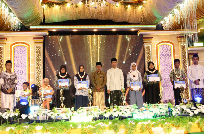 Ketua Komisi IV DPRD Sumenep Mulyadi (baju putih) foto bersama siswa-siswi teladan Madrasah Nasymut Candi, Kamis malam, 26/6/2026 (foto: NOLESA.COM)