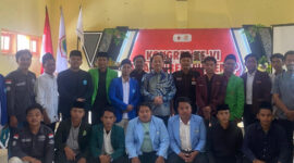 AKRAB: Kepala Bappeda Sumenep, Dr. Ir. Arif Firmanto, STP., MSI.,IPU (tengah) foto bersama Aliansi BEM Sumenep, Minggu, 29/6/2025 (foto: ist) 