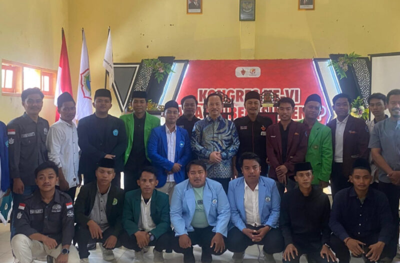 AKRAB: Kepala Bappeda Sumenep, Dr. Ir. Arif Firmanto, STP., MSI.,IPU (tengah) foto bersama Aliansi BEM Sumenep, Minggu, 29/6/2025 (foto: ist) 