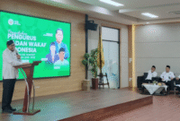 Bupati Sumenep, Dr. H. Achmad Fauzi Wongsojudo menyampaikan sambutan di acara Pengukuhan Pengurus BWI Sumenep di Auditorium UNIBA Madura, Selasa, 22/7/2025 (foto: IST)