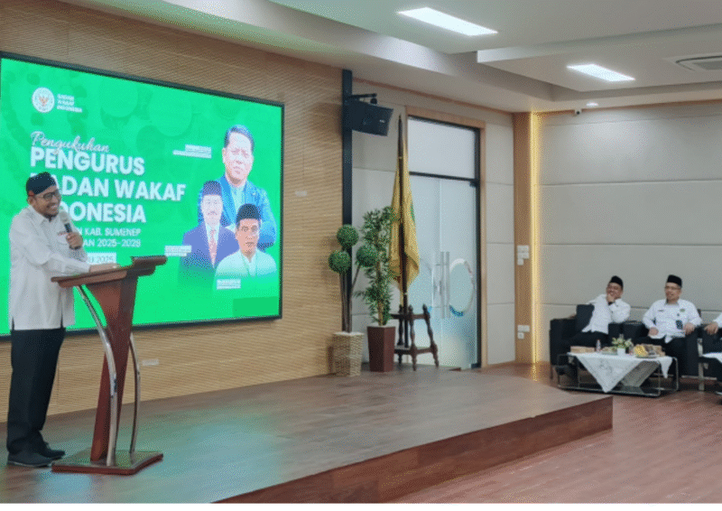 Bupati Sumenep, Dr. H. Achmad Fauzi Wongsojudo menyampaikan sambutan di acara Pengukuhan Pengurus BWI Sumenep di Auditorium UNIBA Madura, Selasa, 22/7/2025 (foto: IST)