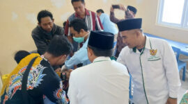 Ketua Baznas Sumenep Ahmad Rahman memantau pelaksanaan khitanan massal gratis, Sabtu, 5/7/2025 (foto: ist) 