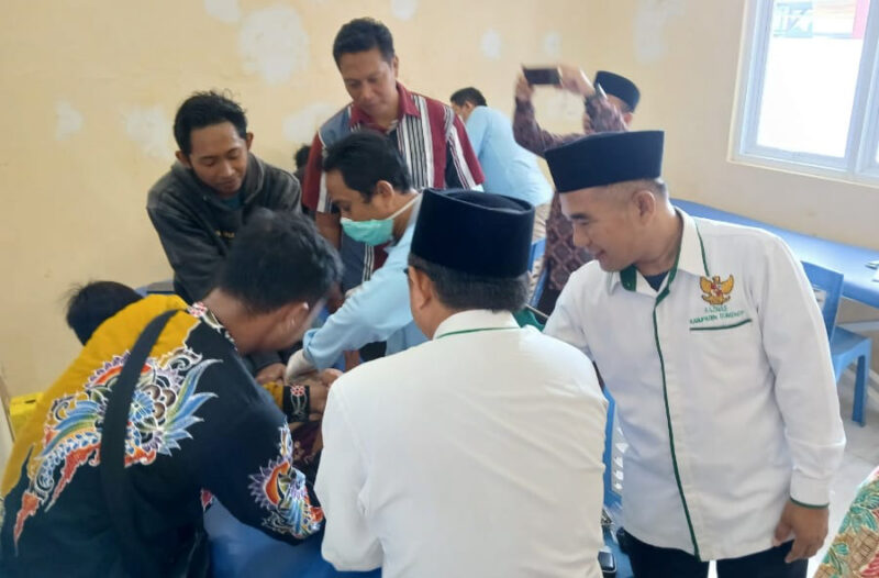 Ketua Baznas Sumenep Ahmad Rahman memantau pelaksanaan khitanan massal gratis, Sabtu, 5/7/2025 (foto: ist) 