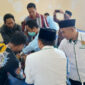 Ketua Baznas Sumenep Ahmad Rahman memantau pelaksanaan khitanan massal gratis, Sabtu, 5/7/2025 (foto: ist) 
