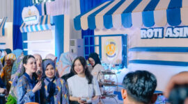 Ketua Dekranasda Jatim, Arumi Bachsin bersama Hj. Arinna Hidayah di acara grand opening Arinna Hidayah Bakery, Minggu, 6/7/2025 (foto: ist) 