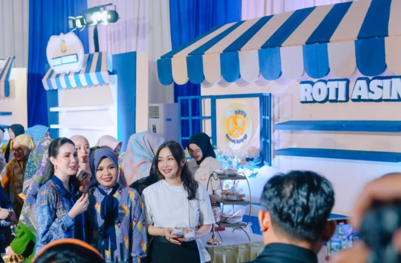 Ketua Dekranasda Jatim, Arumi Bachsin bersama Hj. Arinna Hidayah di acara grand opening Arinna Hidayah Bakery, Minggu, 6/7/2025 (foto: ist) 